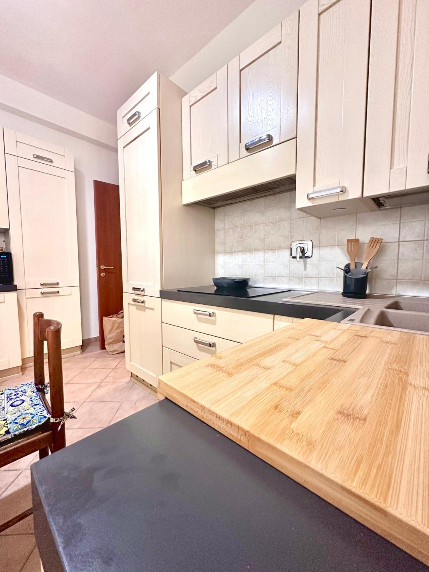 Dude House - Spacious New Flat Near Metro A Station Appartamento